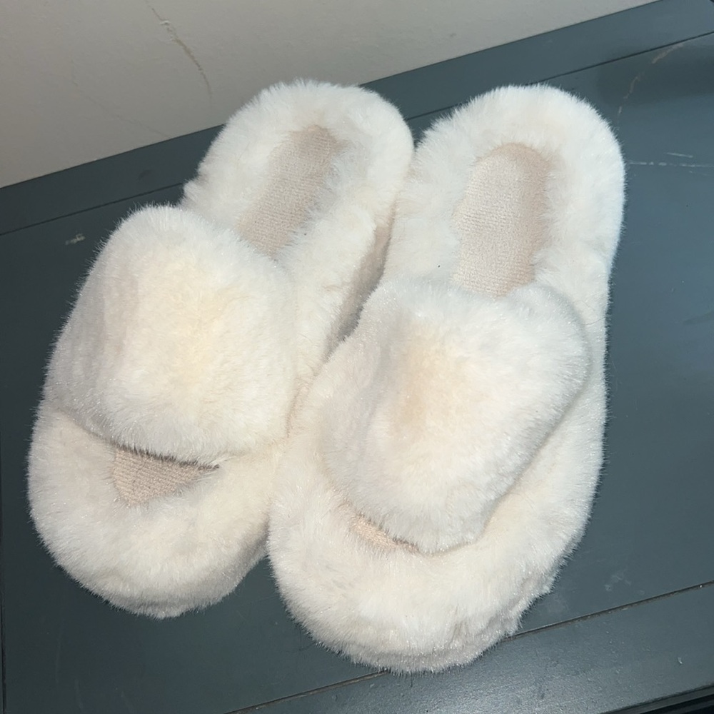 NWOT Amazon Cozy White Faux Fur Slippers size 37 - Picture 3 of 7